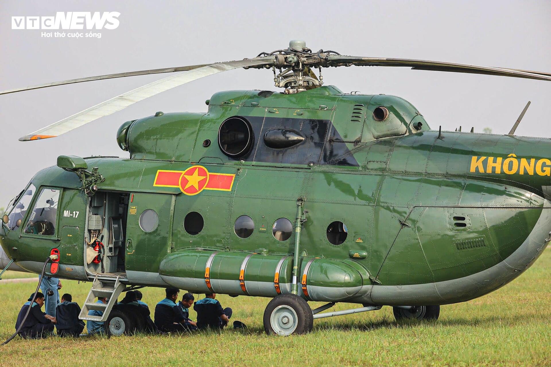 Phi đội trực thăng Mi-8, Mi-17 rèn đội hình trên không, sẵn sàng cho đại lễ 2/9 - 4