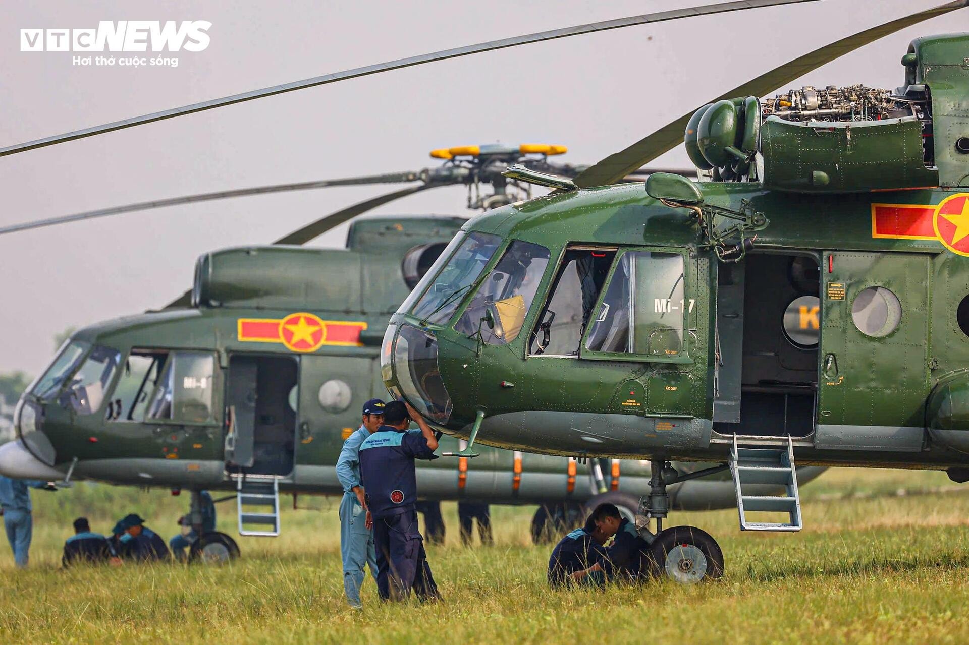 Phi đội trực thăng Mi-8, Mi-17 rèn đội hình trên không, sẵn sàng cho đại lễ 2/9 - 2