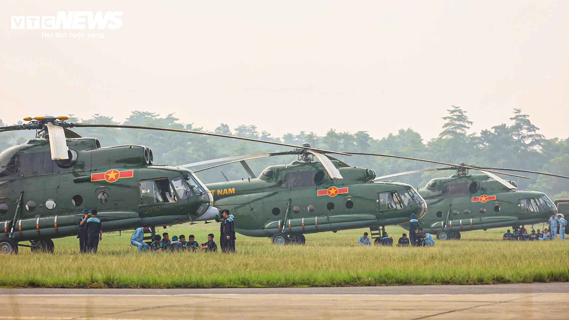 Phi đội trực thăng Mi-8, Mi-17 rèn đội hình trên không, sẵn sàng cho đại lễ 2/9 - 1