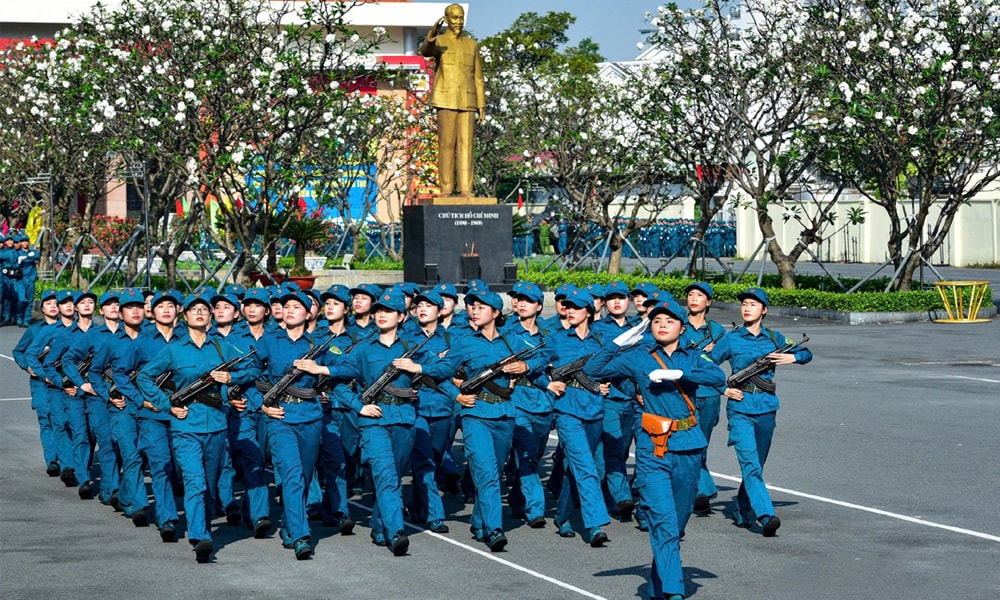 Khối nữ dân quân tham gia duyệt đội ngũ tại lễ ra quân huấn luyện của lực lượng vũ trang TP.HCM.