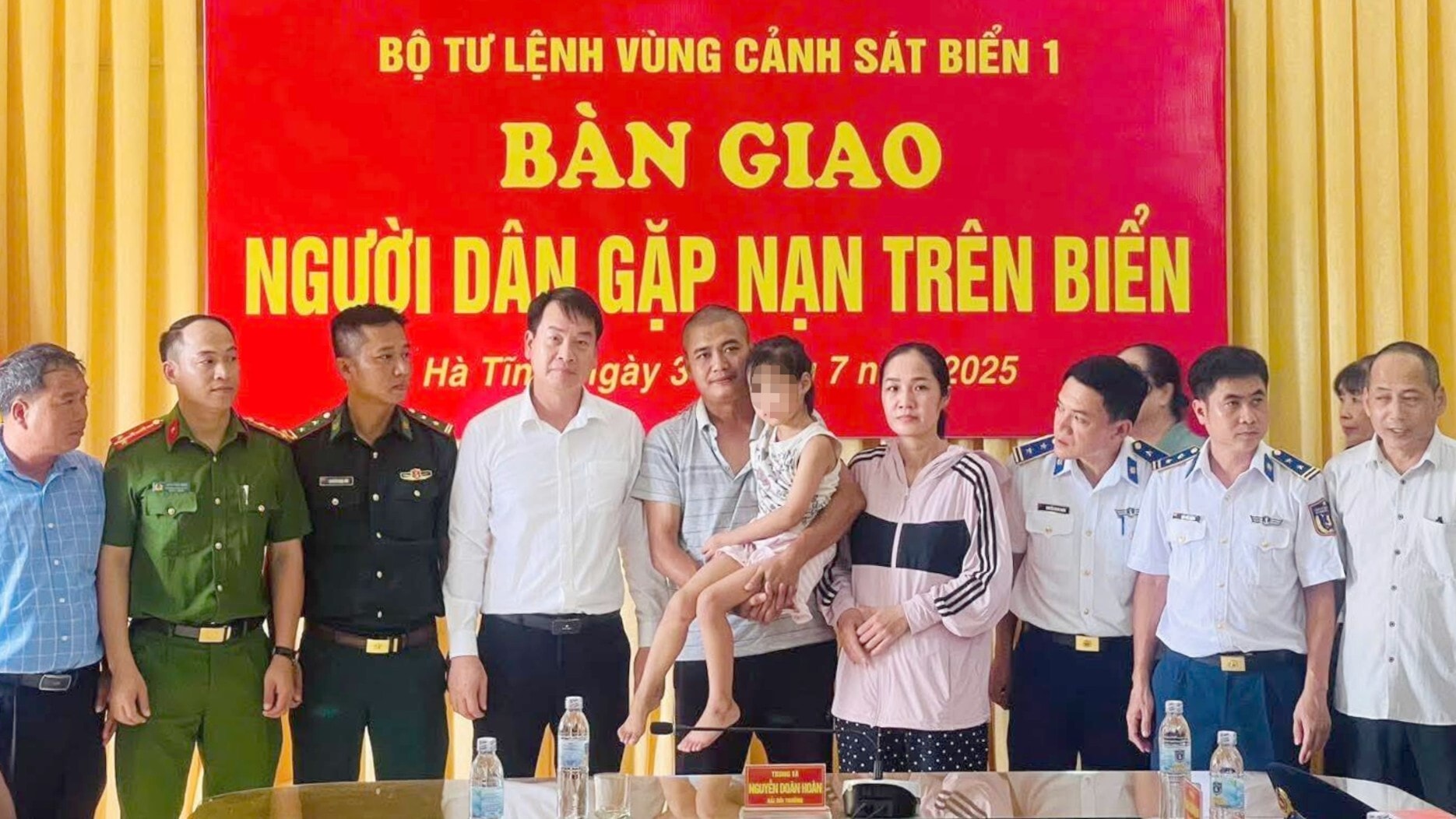 Lực lượng chức năng chụp ảnh lưu niệm với gia đình anh Tùng