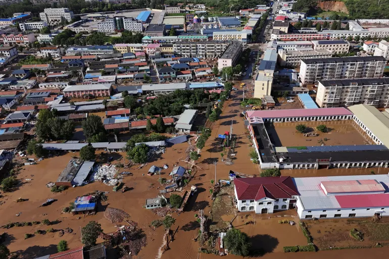 Nhiều toà nhà bị nhấn chìm trong đợt lũ vừa qua tại Trung Quốc. (Ảnh: Reuters)