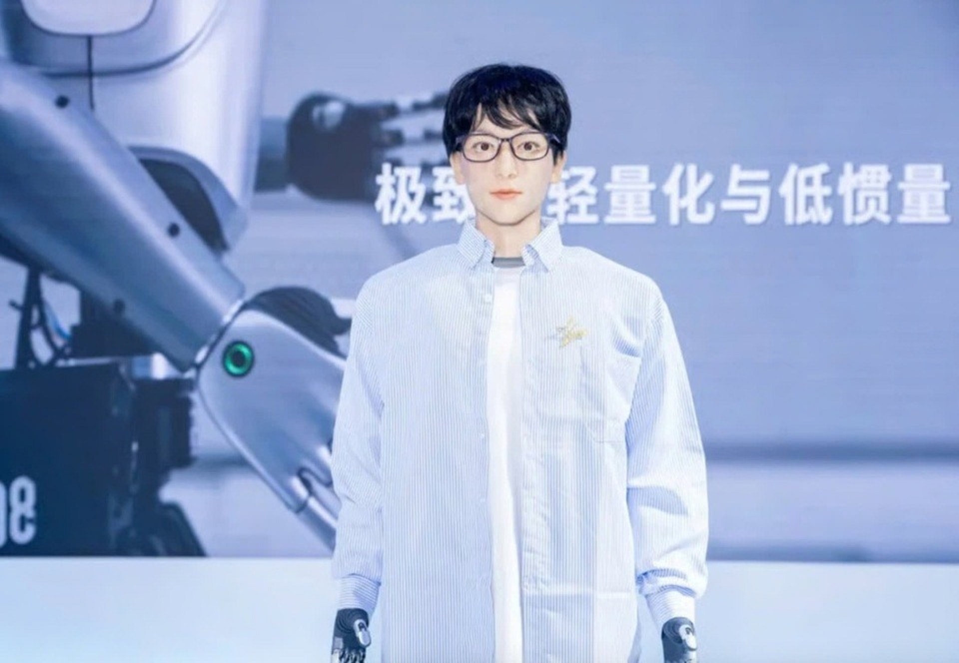 Robot có tên Xueba 01, cao 1,75 m, nặng 30 kg. Ảnh: Handout.