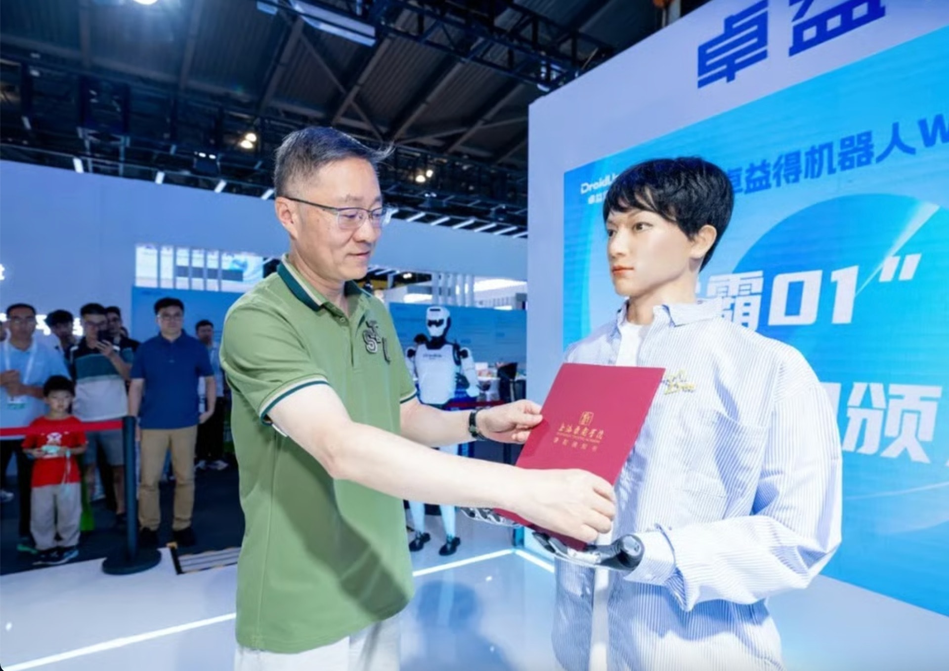 Học viện Hý kịch Thượng Hải đã trao giấy nhập học cho Xueba 01. (Ảnh: Handout)