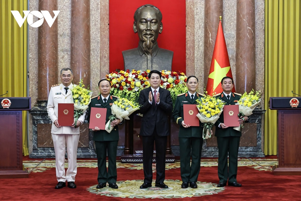 chủ tịch nước lương cường trao quyết định thăng quân hàm thượng tướng hình ảnh 1 chu tich nuoc luong cuong trao quyet dinh thang quan ham thuong tuong hinh anh 1