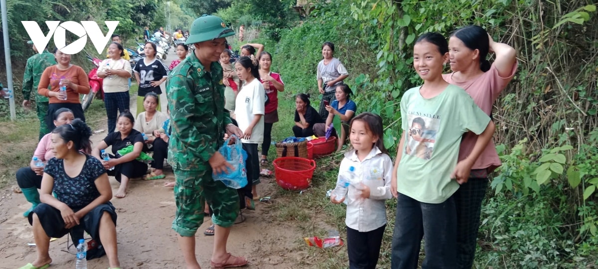 bo doi bien phong son la ho tro ba con vung lu tranh tru an toan trong dem hinh anh 11