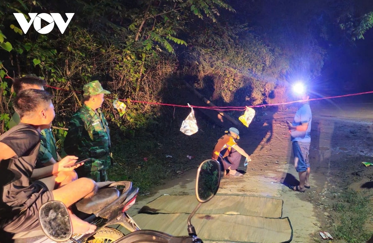 bo doi bien phong son la ho tro ba con vung lu tranh tru an toan trong dem hinh anh 2