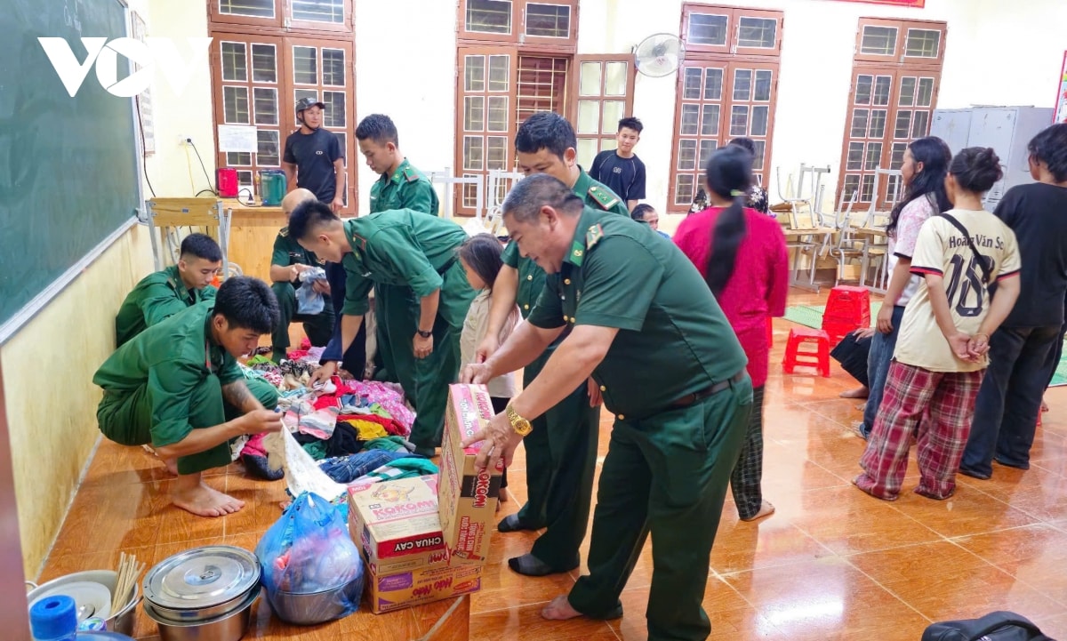 bo doi bien phong son la ho tro ba con vung lu tranh tru an toan trong dem hinh anh 4