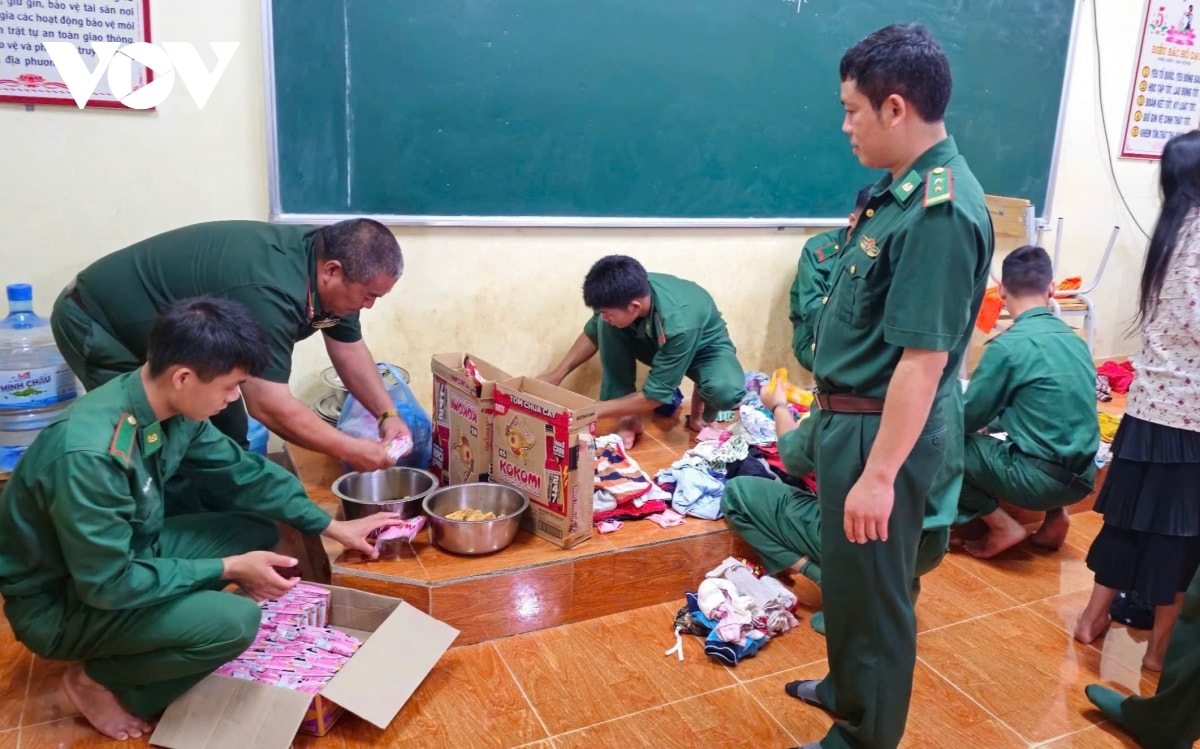 bo doi bien phong son la ho tro ba con vung lu tranh tru an toan trong dem hinh anh 5