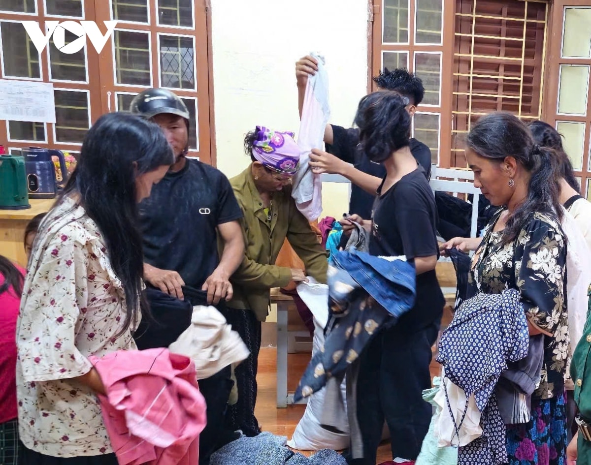 bo doi bien phong son la ho tro ba con vung lu tranh tru an toan trong dem hinh anh 6