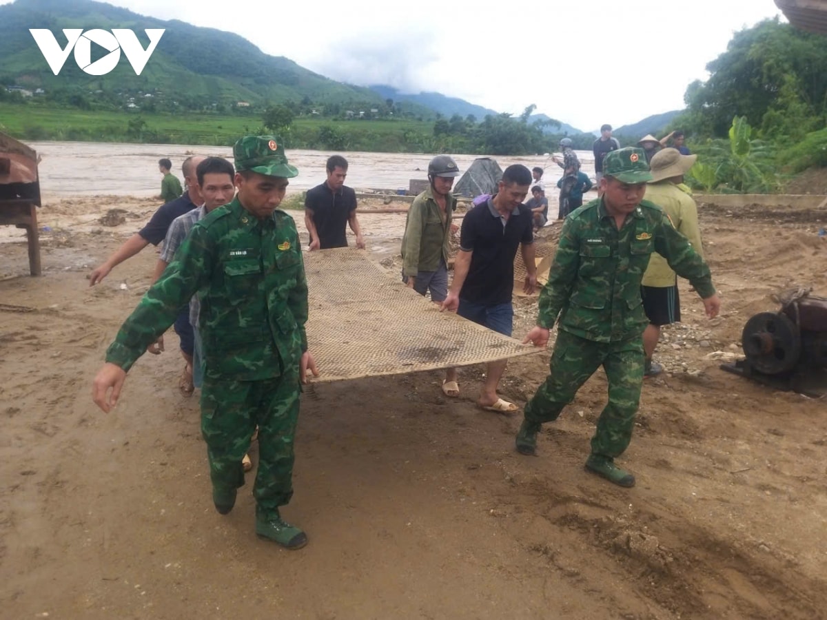 bo doi bien phong son la ho tro ba con vung lu tranh tru an toan trong dem hinh anh 7