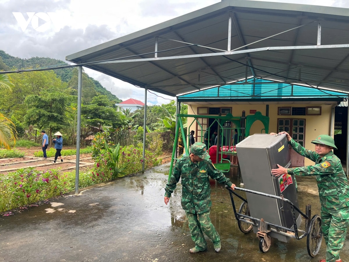 bo doi bien phong son la ho tro ba con vung lu tranh tru an toan trong dem hinh anh 9