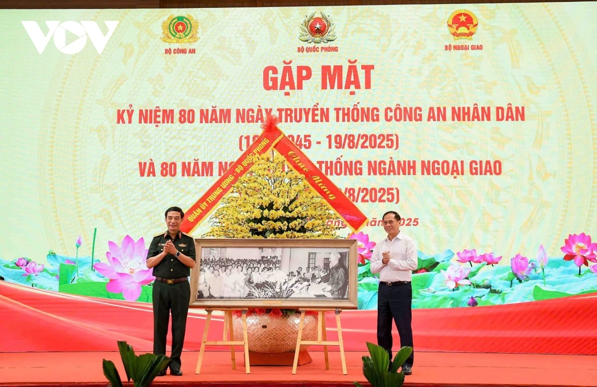 tong bi thu du buoi gap mat 80 nam ngay truyen thong cand va nganh ngoai giao hinh anh 4