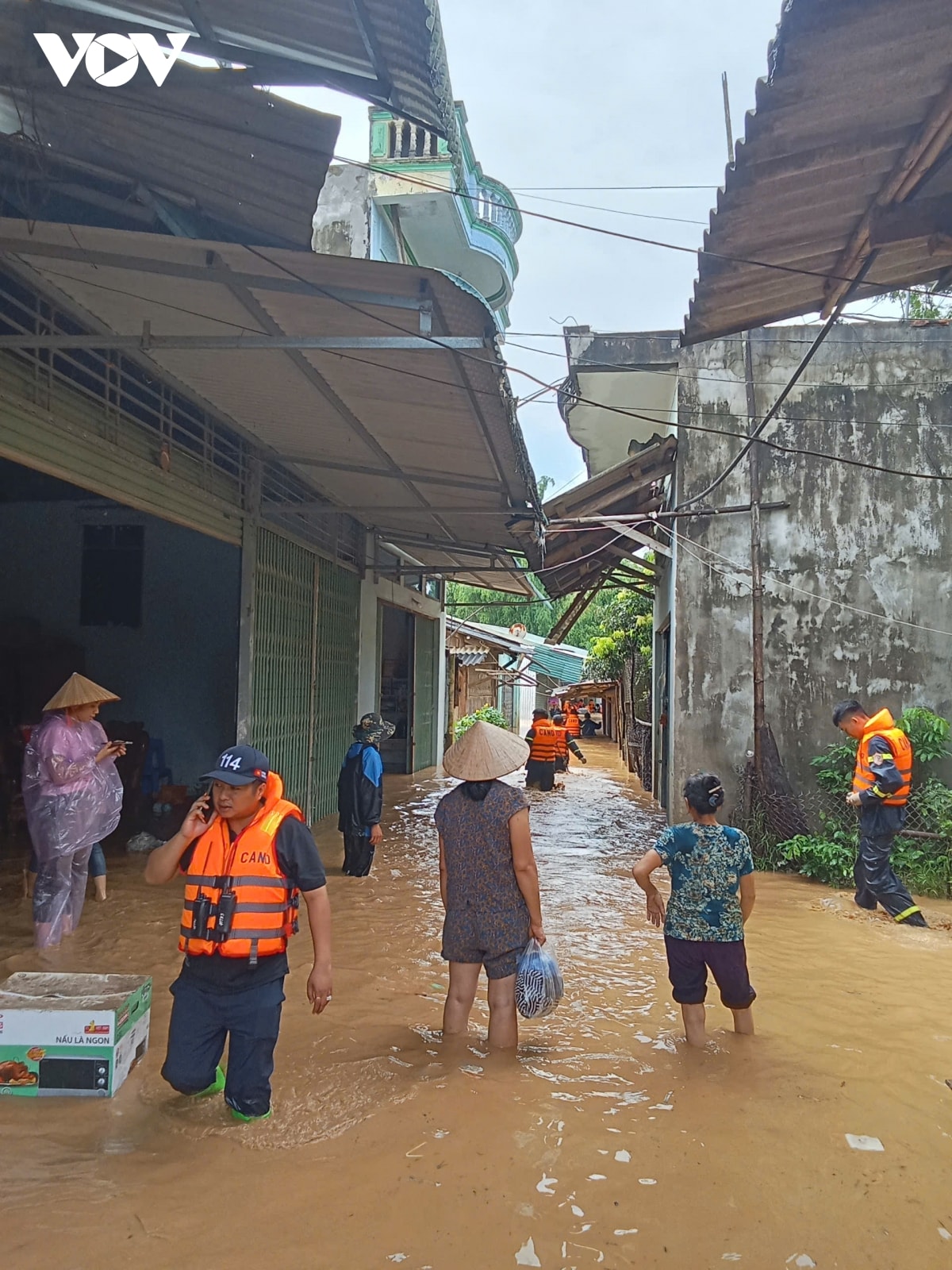 nuoc lu len nhanh, nhieu xa doc song ma, tinh son la phai di doi dan khan cap hinh anh 6
