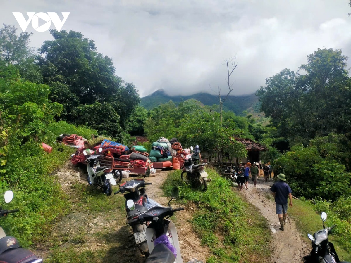 nuoc lu len nhanh, nhieu xa doc song ma, tinh son la phai di doi dan khan cap hinh anh 8