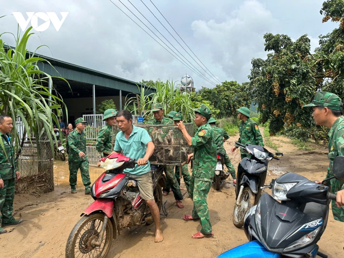 nuoc lu len nhanh, nhieu xa doc song ma, tinh son la phai di doi dan khan cap hinh anh 2