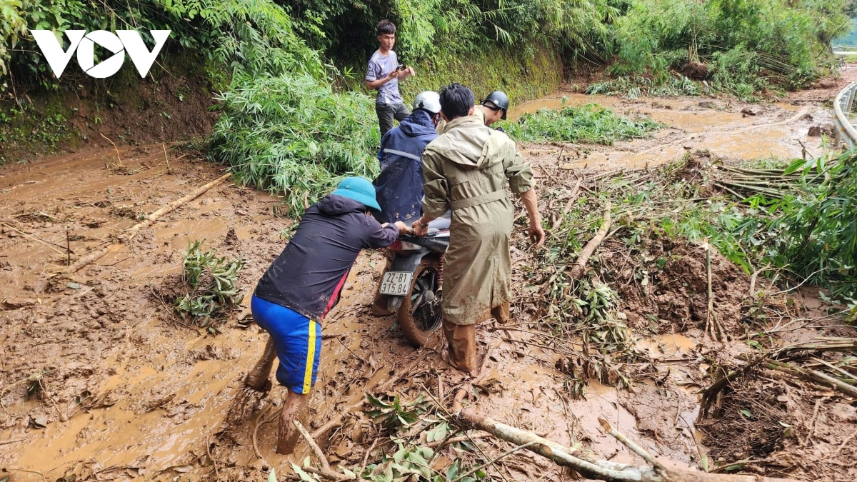 mua lu tan pha gay te liet quoc lo 12 tai Dien bien hinh anh 3