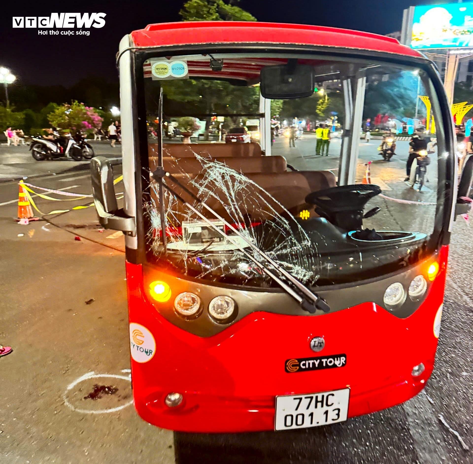 Xe điện mang logo City Tour Quy Nhơn tông 3 người thương vong tại Quảng trường Nguyễn Tất Thành tối ngày 1/8.