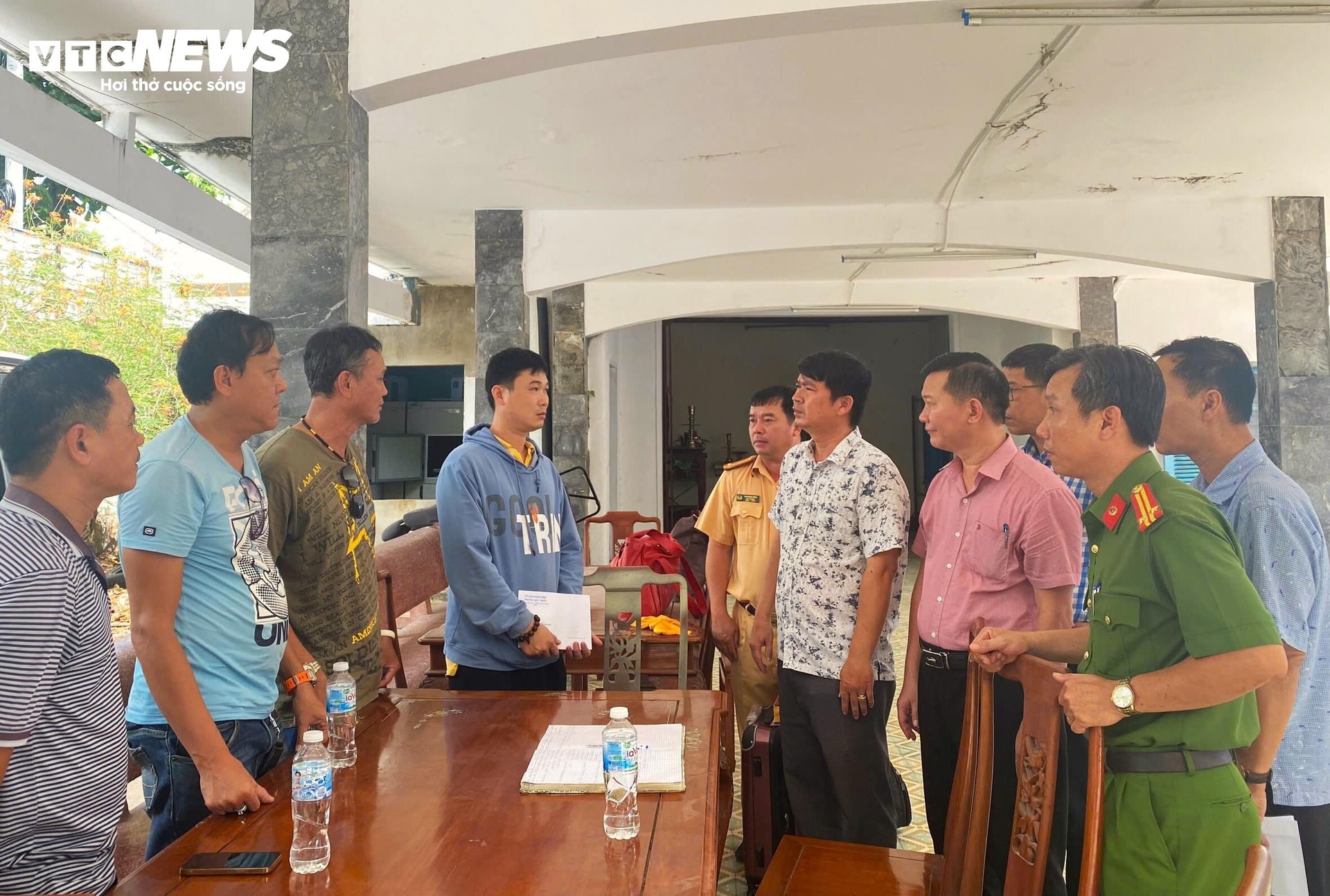 Ban ATGT tỉnh Gia Lai cùng UBND phường Quy Nhơn tổ chức thăm hỏi, động viên gia đình nạn nhân tử vong trong vụ tai nạn do xe điện du lịch.