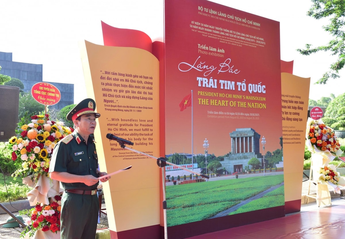 triển lãm ảnh lăng bác - trái tim tổ quốc hình ảnh 1 trien lam anh lang bac - trai tim to quoc hinh anh 1