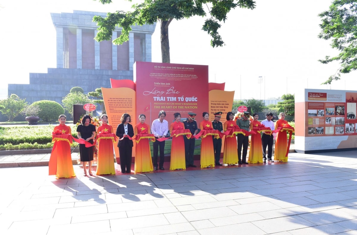 triển lãm ảnh lăng bác - trái tim tổ quốc hình ảnh 2 trien lam anh lang bac - trai tim to quoc hinh anh 2