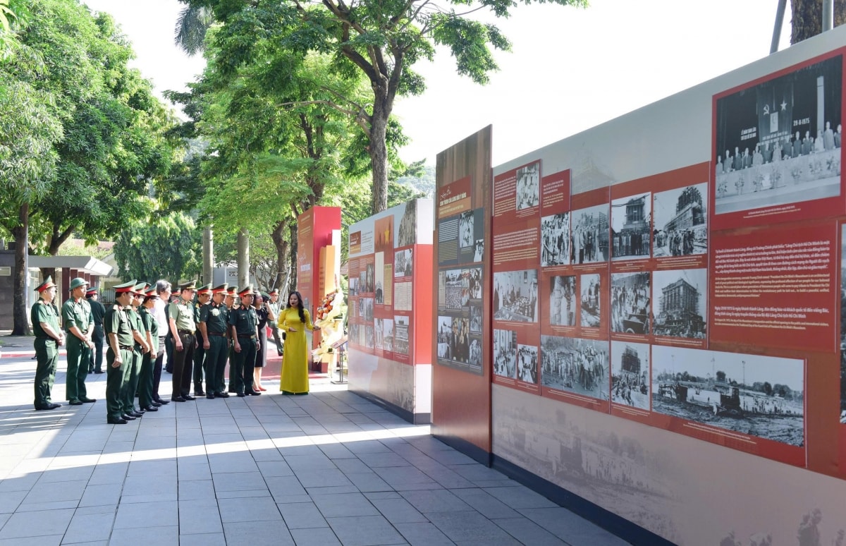 triển lãm ảnh lăng bác - trái tim tổ quốc hình ảnh 4 trien lam anh lang bac - trai tim to quoc hinh anh 4