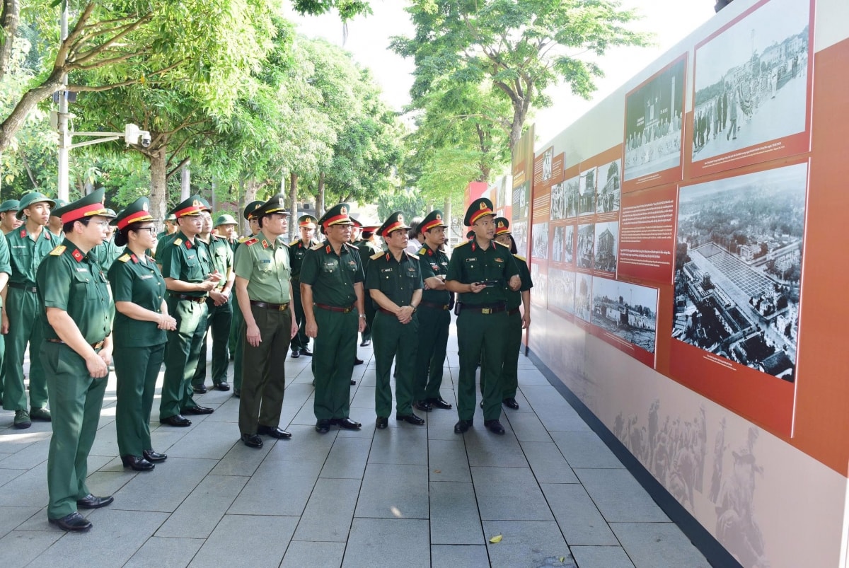 triển lãm ảnh lăng bác - trái tim tổ quốc hình ảnh 3 trien lam anh lang bac - trai tim to quoc hinh anh 3