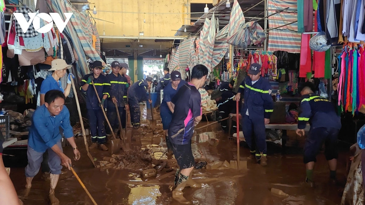 cac luc luong ra quan giup dan khac phuc hau qua sau lu o son la hinh anh 10