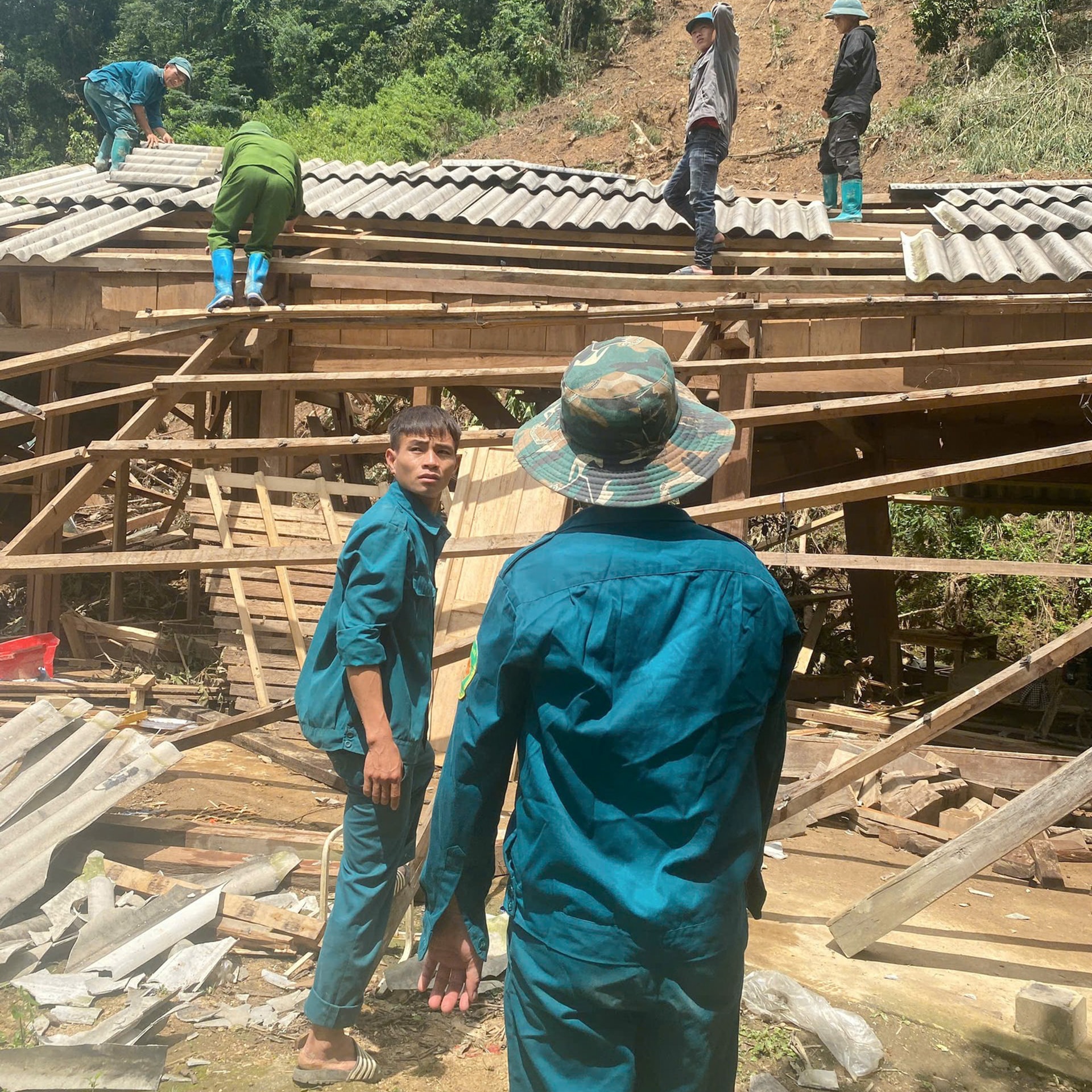 Bên cạnh đó, đoàn viên thanh niên, dân quân tự vệ và dân phòng địa phương cũng cùng chung tay chia sẻ công việc, góp phần đẩy nhanh tiến độ khắc phục hậu quả.
