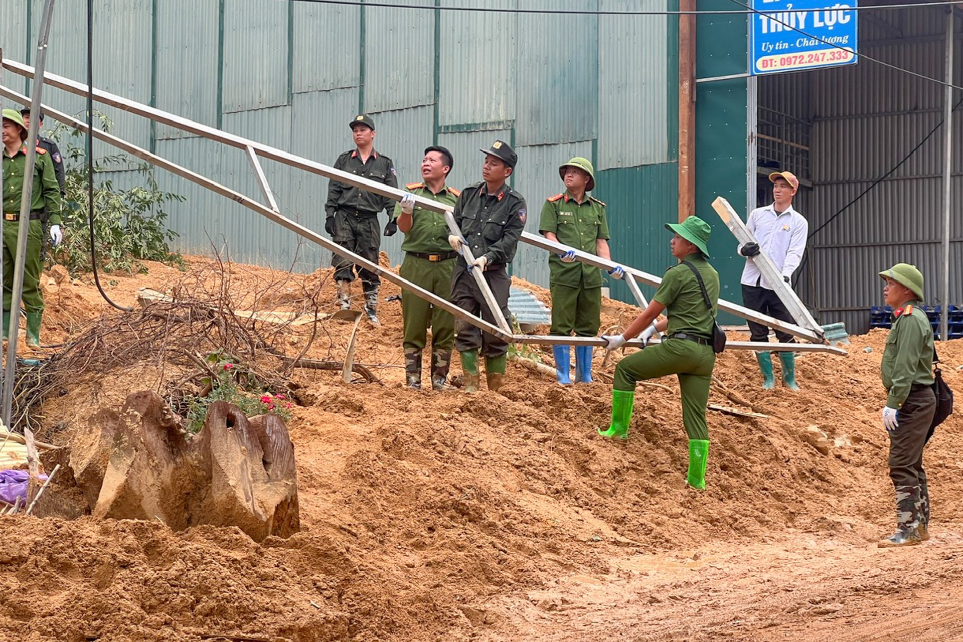Các chiến sĩ Công an tỉnh Điện Biên tỏa về những điểm nóng như xã Mường Luân, Pú Nhi, Xa Dung, Tìa Dình – nơi hứng chịu trận lũ quét và sạt lở nghiêm trọng những ngày qua.
