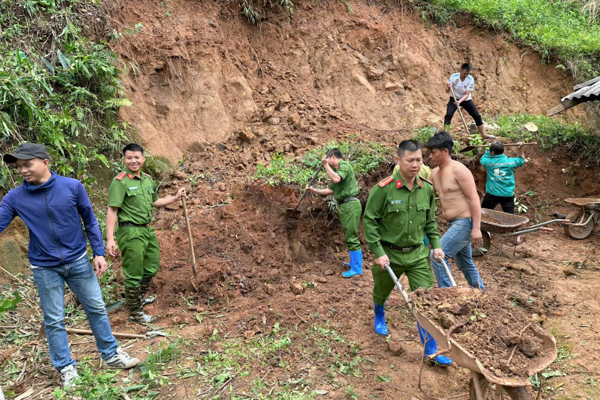 Vượt bùn lầy, cảnh sát giúp dân vùng lũ Điện Biên dựng lại nhà, sửa trường học - 5