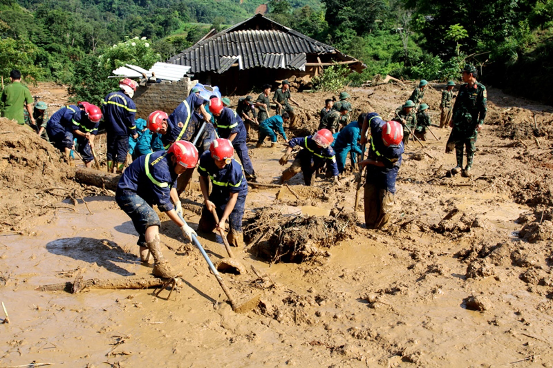 Ngay sau khi thiên tại xảy ra, chính quyền địa phương cùng các lực lượng công an, quân đội huy động tối đa nhân lực, phương tiện tập trung ứng phó, tìm kiếm người mất tích, di dời người và tài sản đến nơi an toàn. Đồng thời, lực lượng chức năng tập trung khắc phục hậu quả để giúp người dân sớm ổn định cuộc sống.