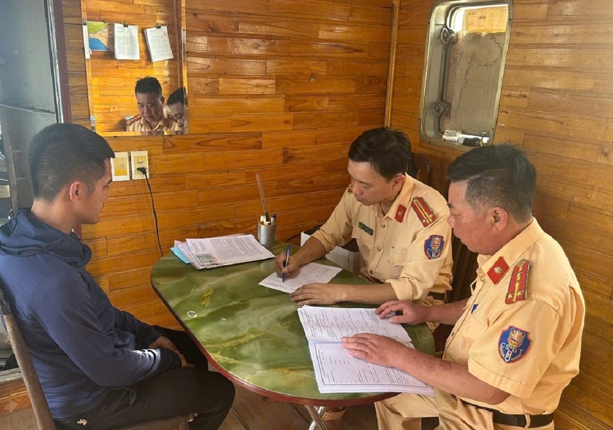phát hiện thuyền trưởng dùng bằng giả để điều khiển phương tiện thủy hình ảnh 1 phat hien thuyen truong dung bang gia de dieu khien phuong tien thuy hinh anh 1