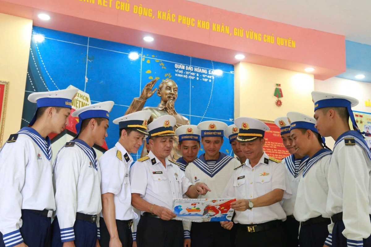 vùng 4 hải quân nhận và trao hàng trăm lá thư viết tay tới quân dân đặc khu trường sa hình ảnh 3 vung 4 hai quan nhan va trao hang tram la thu viet tay toi quan dan dac khu truong sa hinh anh 3