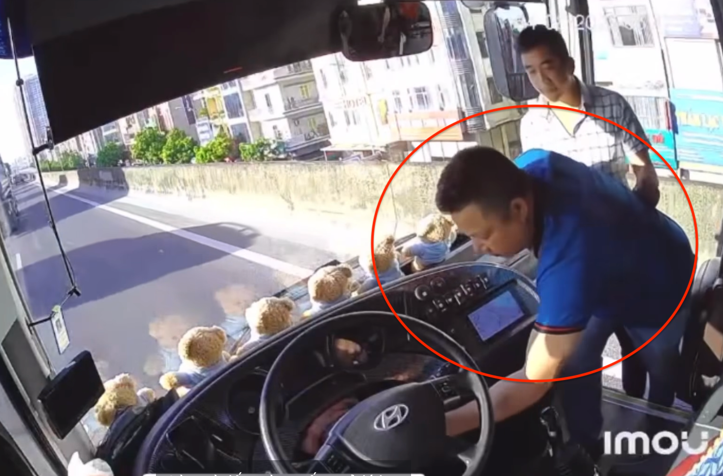 B.T.S. (áo xanh) leo lên xe khách, rút chìa khoá rồi bỏ đi.