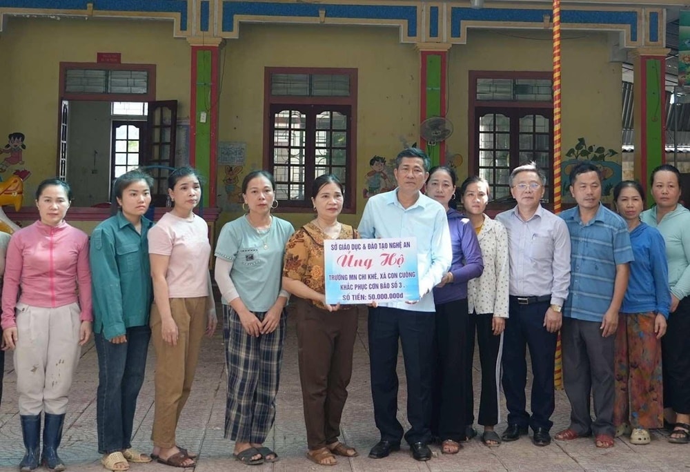 Giám đốc Sở GD-ĐT tỉnh Nghệ An đã trao hỗ trợ trường mầm non khắc phục hậu quả sau lũ lụt. (Ảnh: CTV)