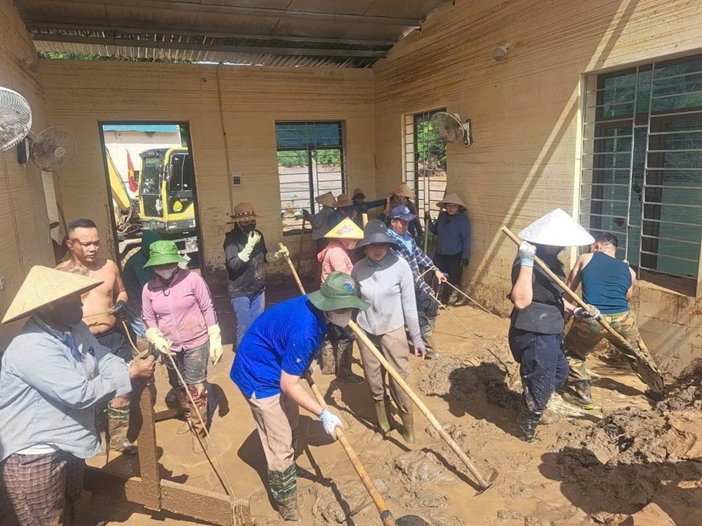 Giáo viên Trường Dân tộc nội trú tỉnh Nghệ An cầm cuốc, cầm xẻng lên Mường Típ giúp đồng nghiệp dọn dẹp bùn sau lũ. (Ảnh: CTV)