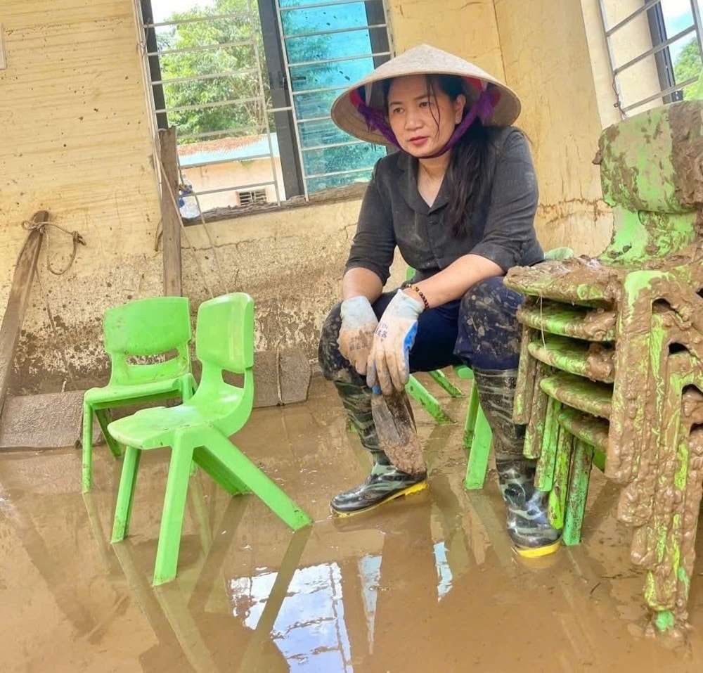 Giáo viên dọn dẹp tại trường mầm non ở xã Mường Típ. (Ảnh: CTV)