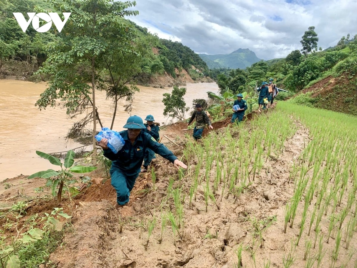 son la khan truong khac phuc hau qua mua lu tren cac tuyen duong giao thong hinh anh 1