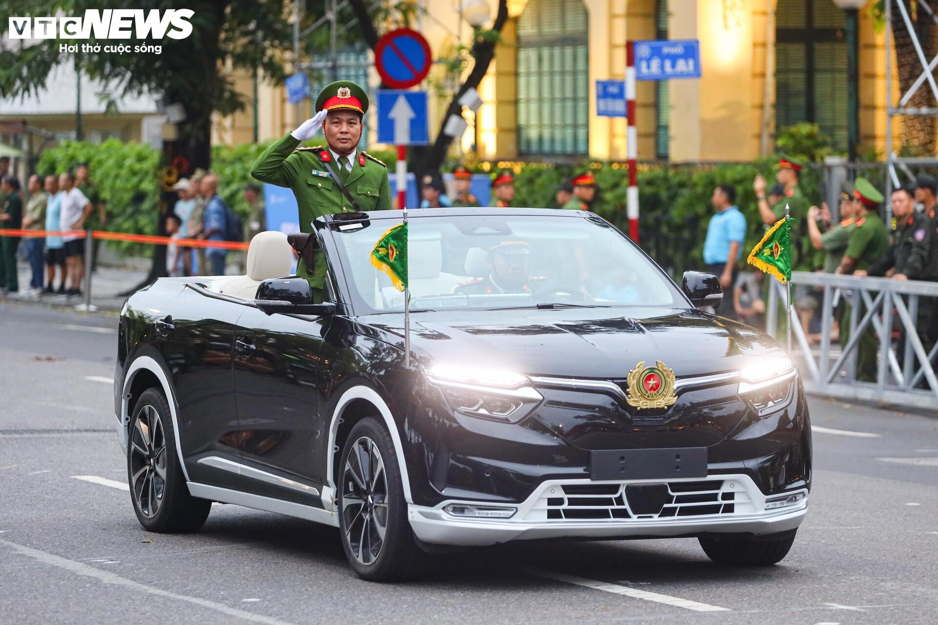 Kịch tính màn biểu diễn võ thuật quật ngã tội phạm của nữ CSGT Hà Nội - 2