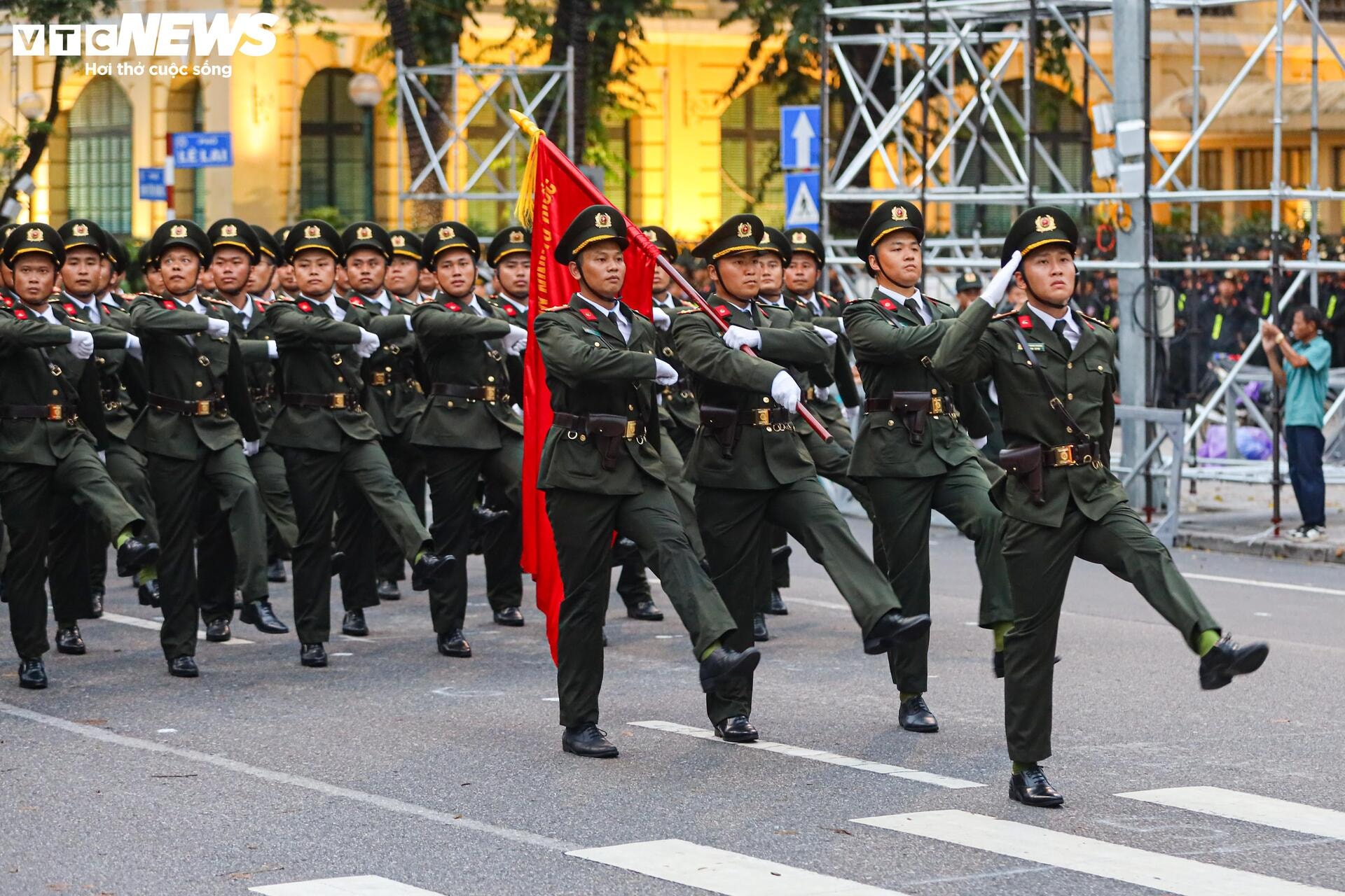 Kịch tính màn biểu diễn võ thuật quật ngã tội phạm của nữ CSGT Hà Nội - 14