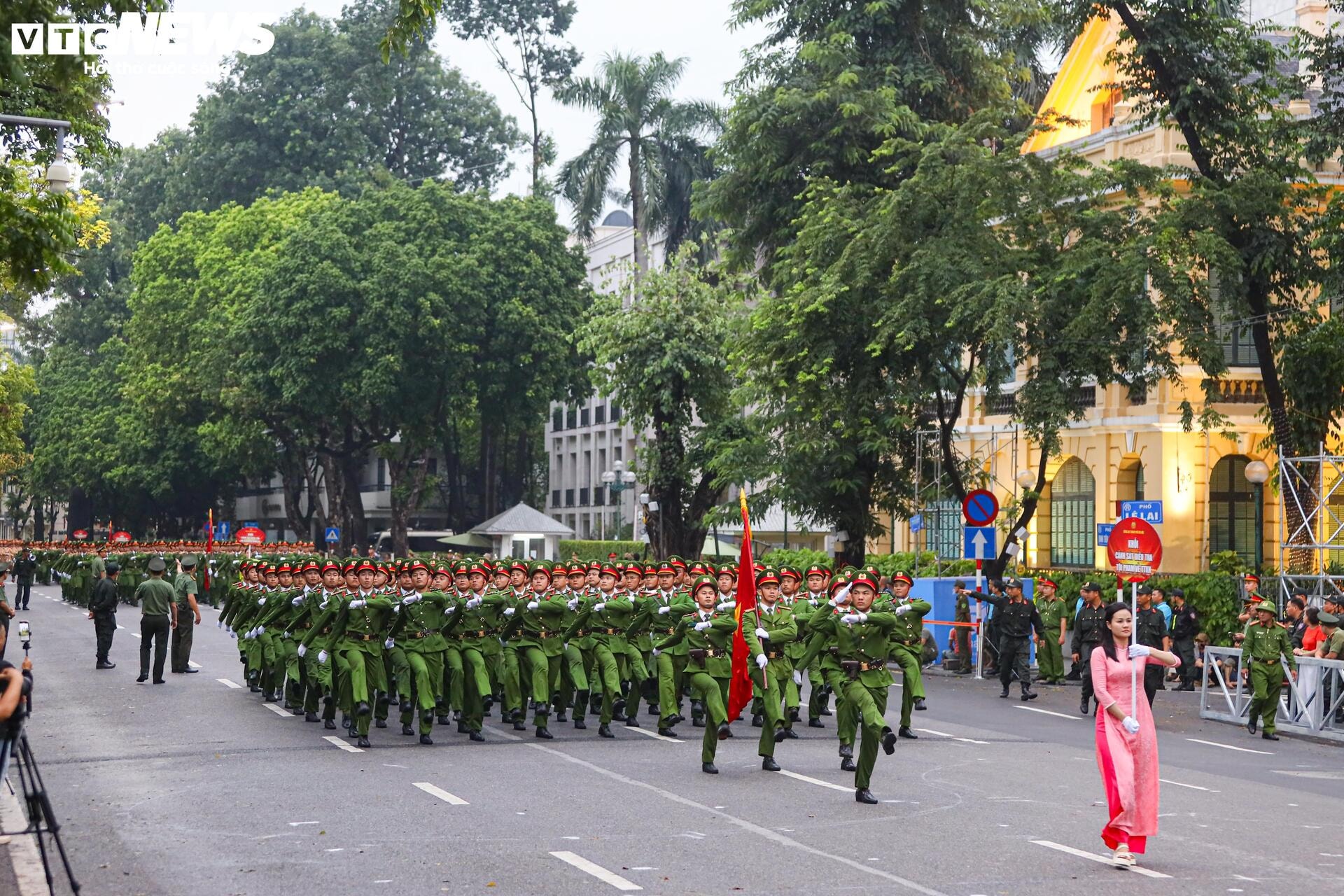 Kịch tính màn biểu diễn võ thuật quật ngã tội phạm của nữ CSGT Hà Nội - 13