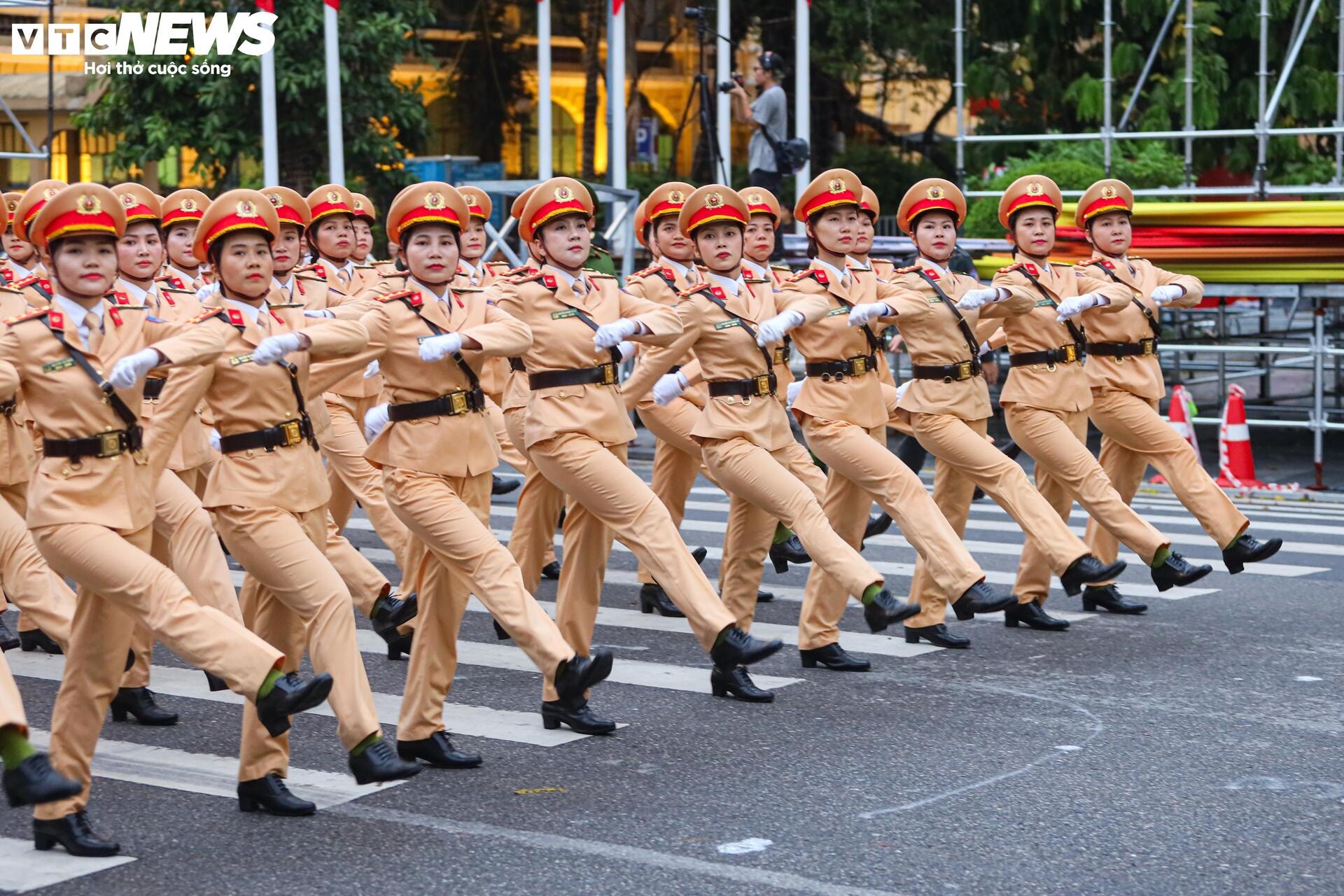 Kịch tính màn biểu diễn võ thuật quật ngã tội phạm của nữ CSGT Hà Nội - 15