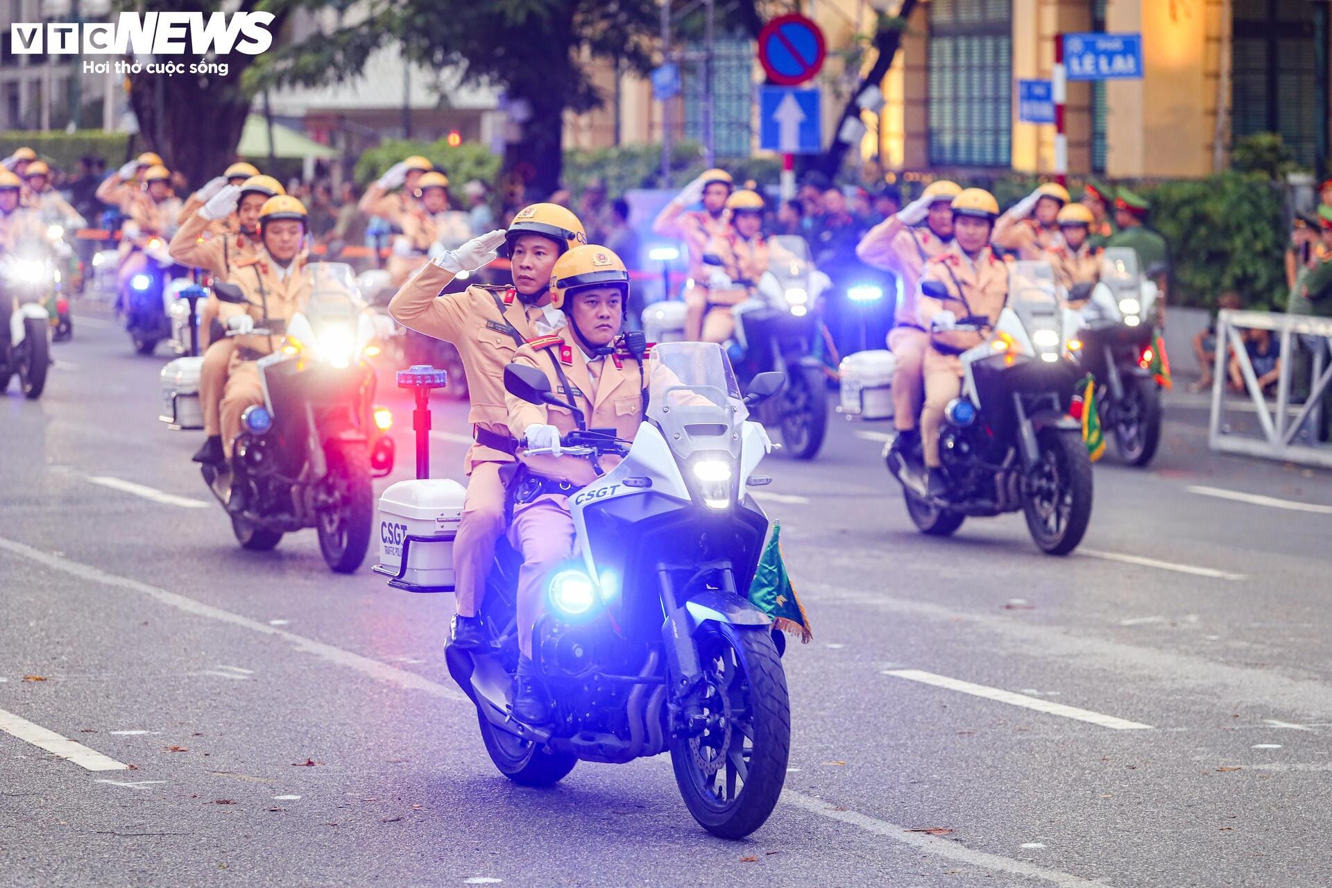 Kịch tính màn biểu diễn võ thuật quật ngã tội phạm của nữ CSGT Hà Nội - 17