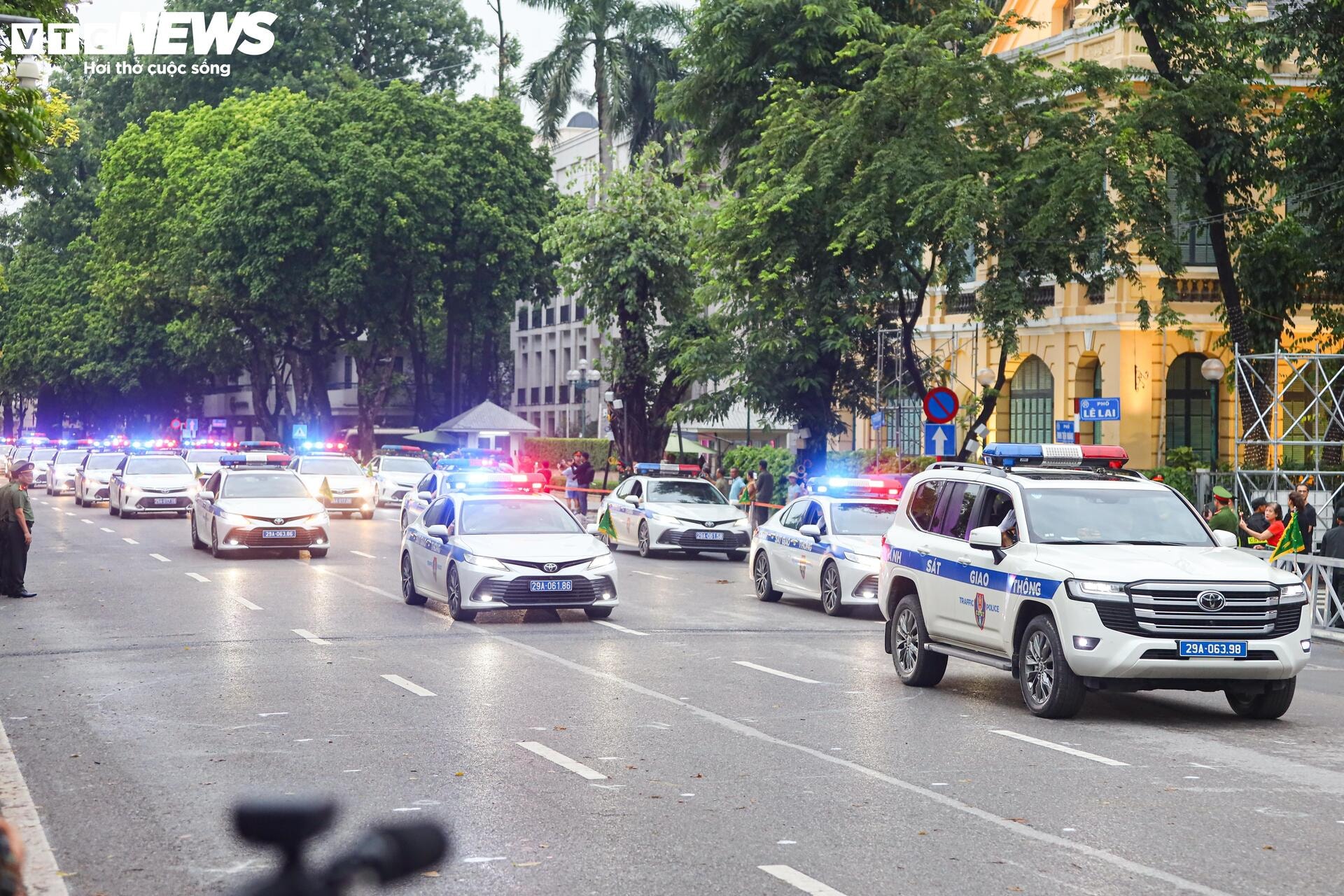 Kịch tính màn biểu diễn võ thuật quật ngã tội phạm của nữ CSGT Hà Nội - 16