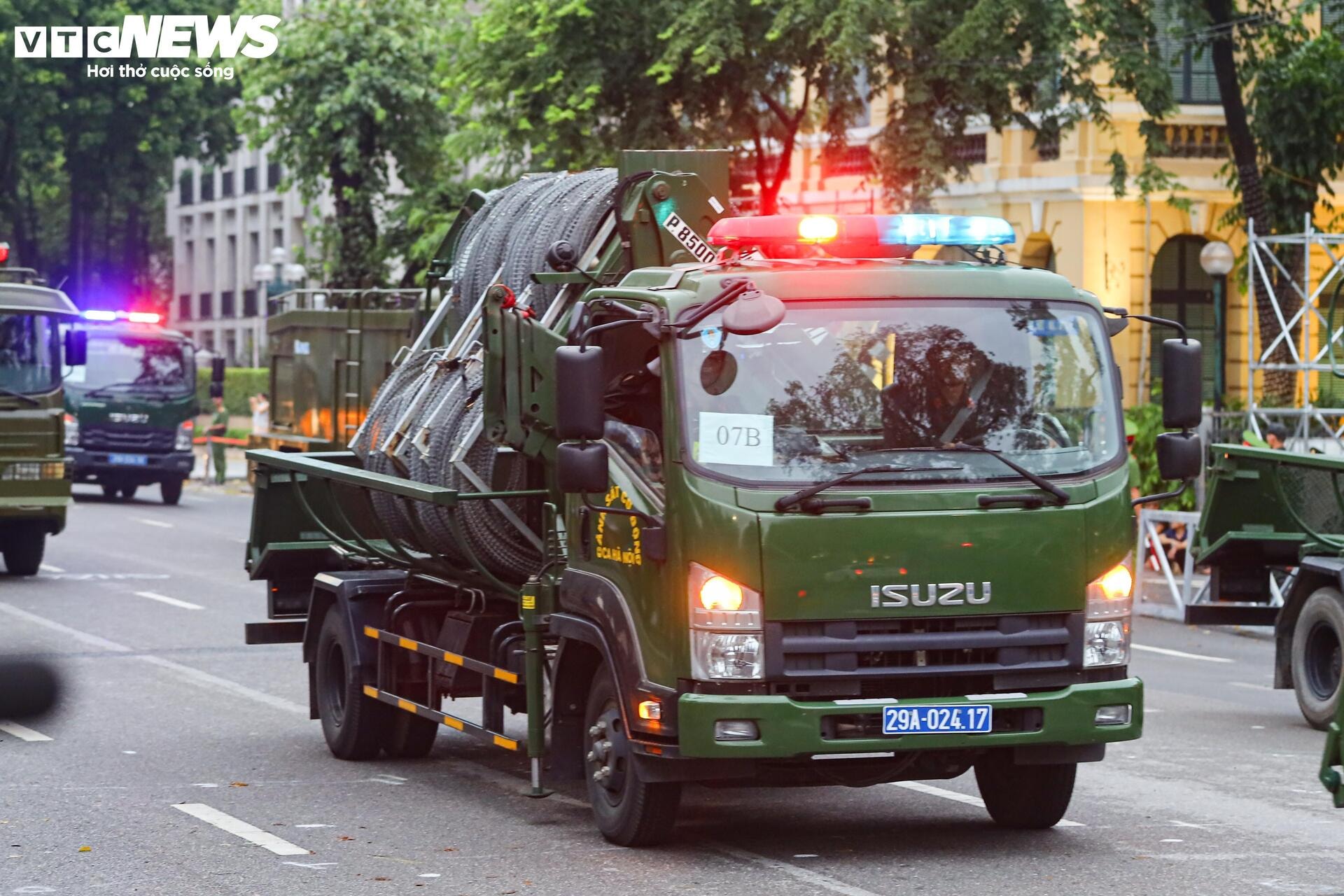Kịch tính màn biểu diễn võ thuật quật ngã tội phạm của nữ CSGT Hà Nội - 21