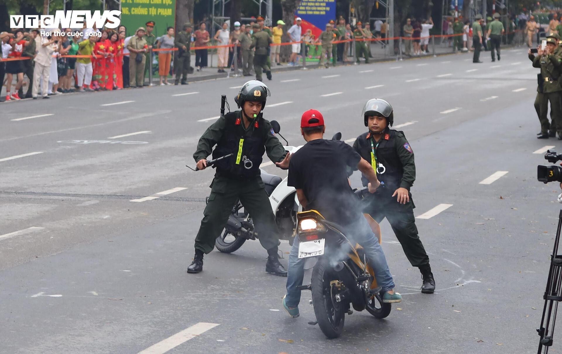 Kịch tính màn biểu diễn võ thuật quật ngã tội phạm của nữ CSGT Hà Nội - 6