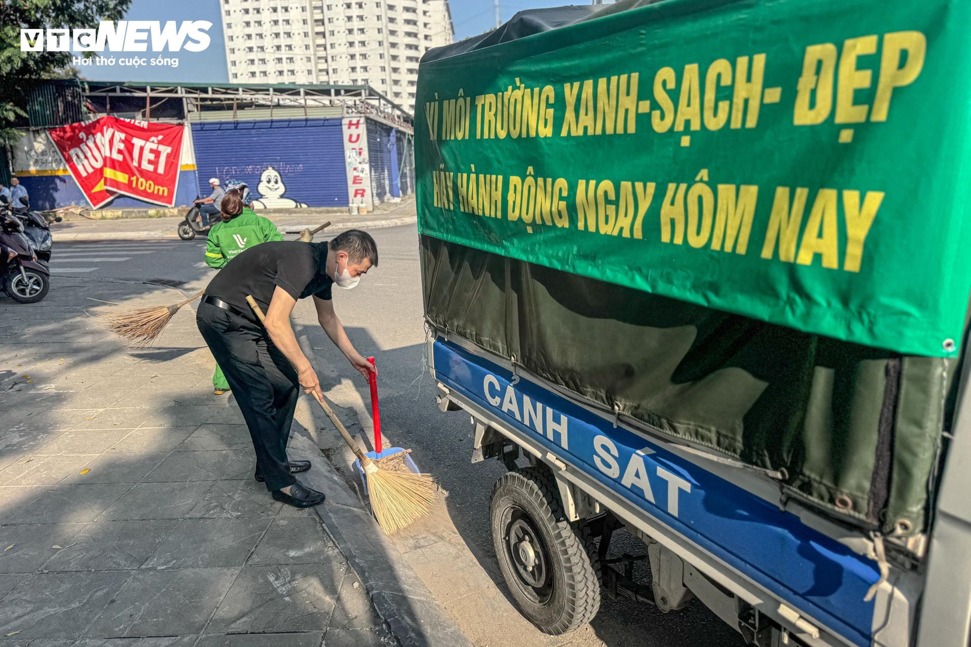 Hà Nội ra quân tổng vệ sinh môi trường.