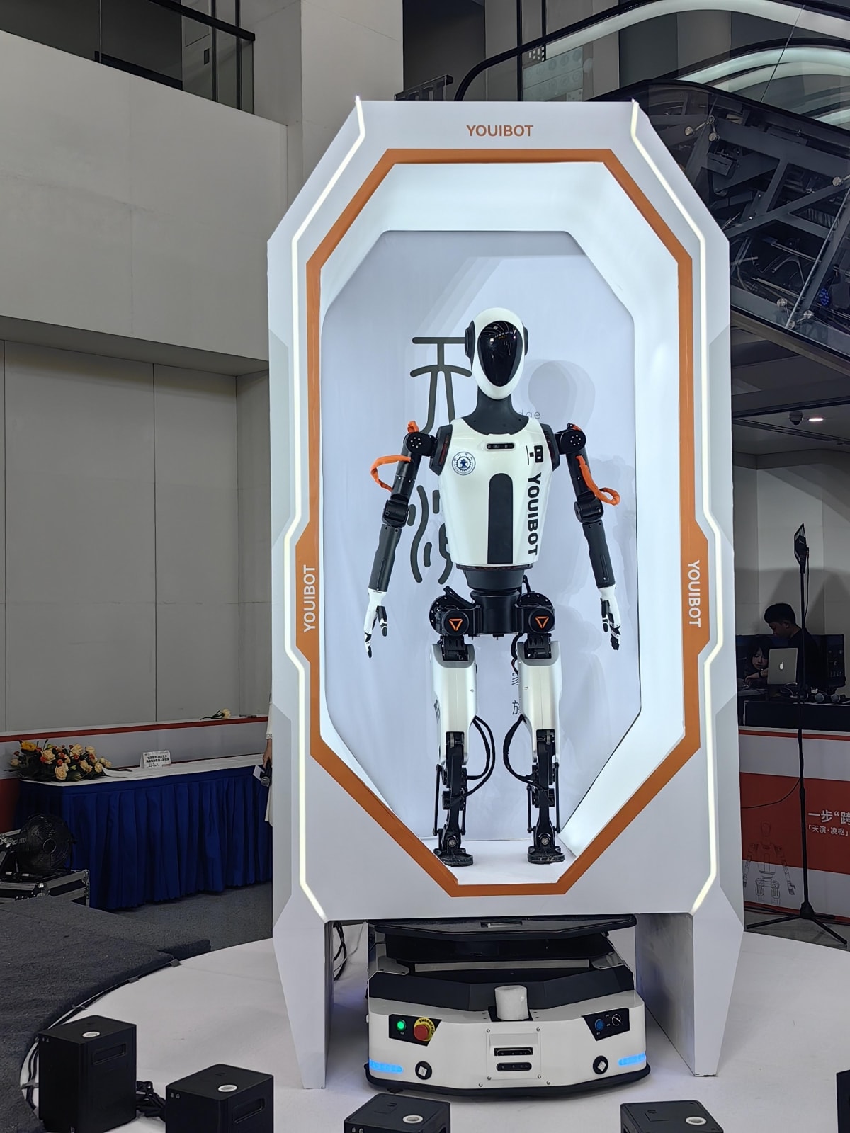 trung quốc ra mắt robot hình người một não, đa hình thái đầu tiên trên thế giới hình ảnh 1 trung quoc ra mat robot hinh nguoi mot nao, da hinh thai dau tien tren the gioi hinh anh 1