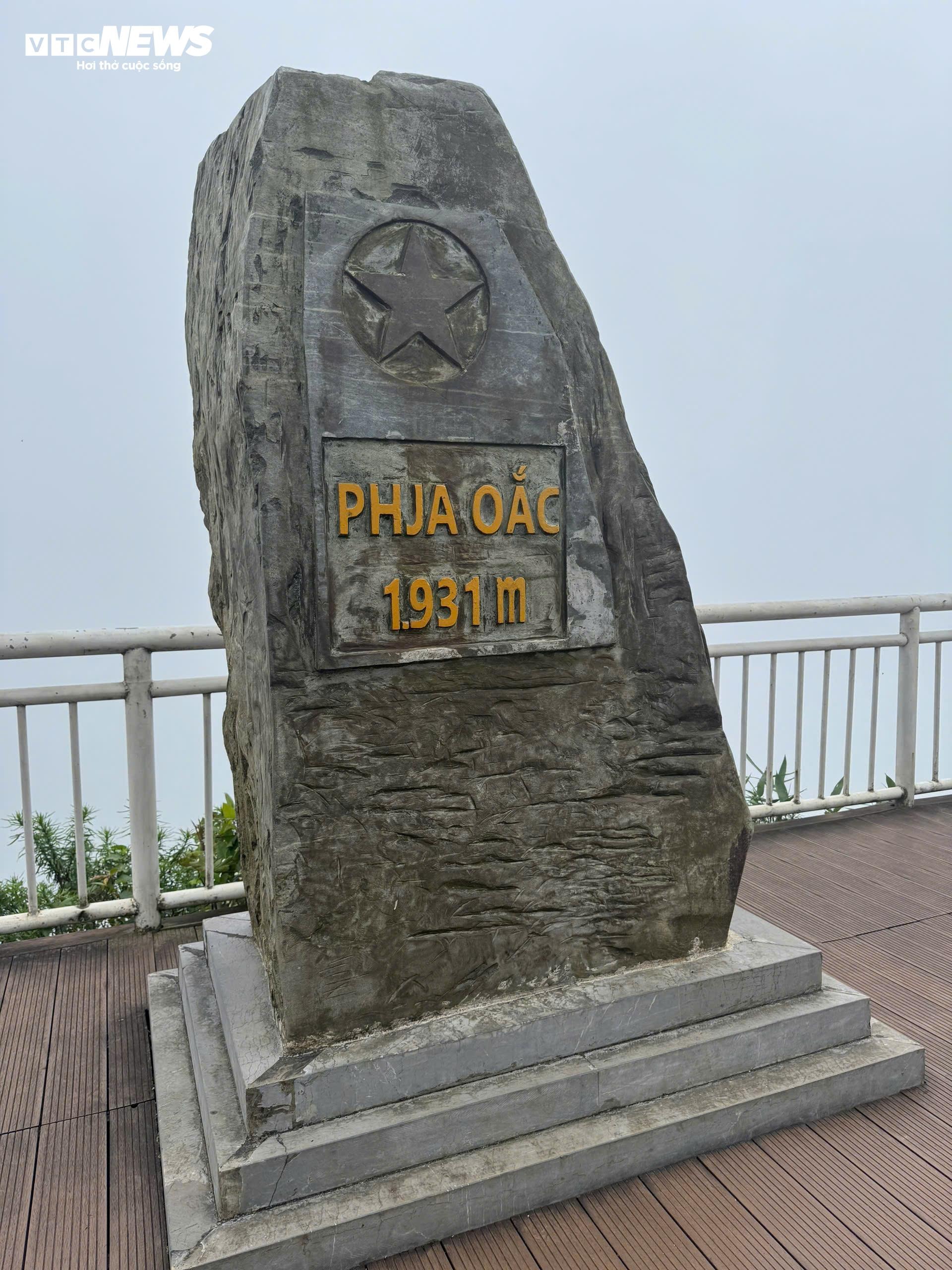 Đỉnh Phia Oắc cao 1931m.